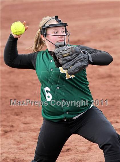 Thumbnail 3 in Oshkosh North vs Appleton North photogallery.