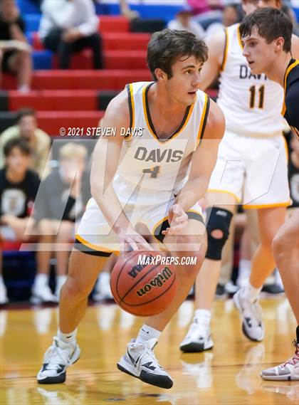 Thumbnail 3 in Salpointe Catholic vs. Davis photogallery.