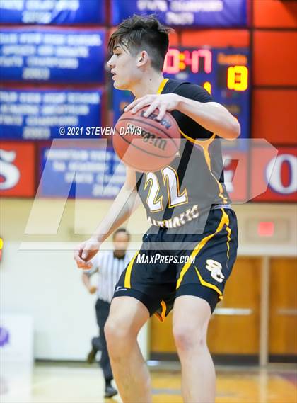 Thumbnail 3 in Salpointe Catholic vs. Davis photogallery.