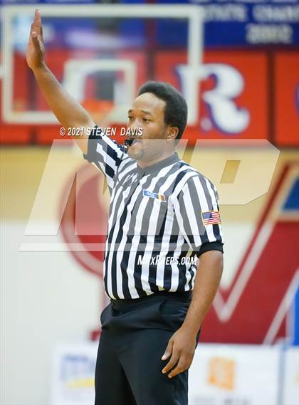 Thumbnail 3 in Salpointe Catholic vs. Davis photogallery.