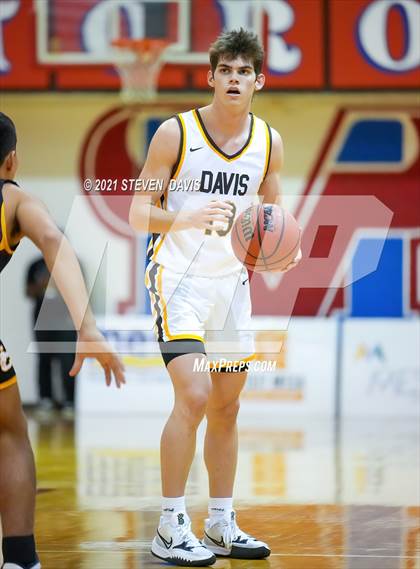 Thumbnail 2 in Salpointe Catholic vs. Davis photogallery.