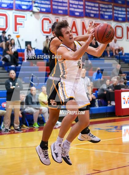 Thumbnail 3 in Salpointe Catholic vs. Davis photogallery.