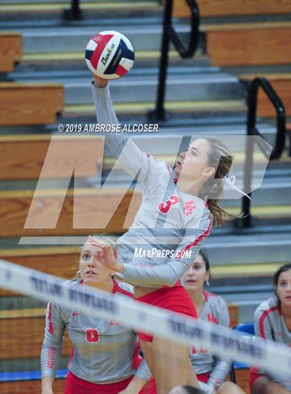 Thumbnail 3 in Smithson Valley vs. Bellville (KISD/CFISD Varsity Tournament) photogallery.