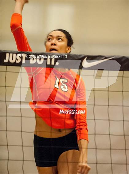 Thumbnail 2 in Sacred Heart vs. Corona del Sol (Nike Tournament of Champions) photogallery.