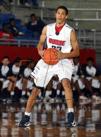 Thumbnail 3 in Bishop Dunne vs. Lincoln (Thanksgiving Hoopfest) photogallery.