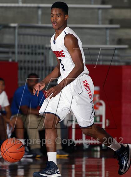 Thumbnail 1 in Bishop Dunne vs. Lincoln (Thanksgiving Hoopfest) photogallery.