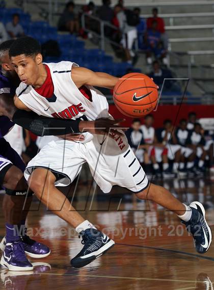 Thumbnail 3 in Bishop Dunne vs. Lincoln (Thanksgiving Hoopfest) photogallery.