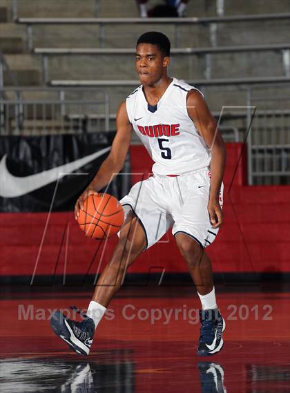 Thumbnail 1 in Bishop Dunne vs. Lincoln (Thanksgiving Hoopfest) photogallery.