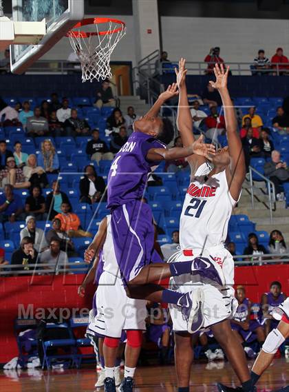 Thumbnail 2 in Bishop Dunne vs. Lincoln (Thanksgiving Hoopfest) photogallery.