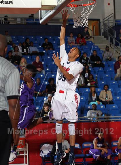 Thumbnail 2 in Bishop Dunne vs. Lincoln (Thanksgiving Hoopfest) photogallery.