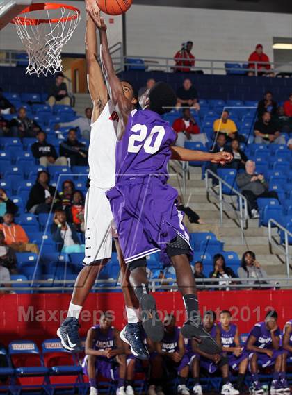 Thumbnail 1 in Bishop Dunne vs. Lincoln (Thanksgiving Hoopfest) photogallery.