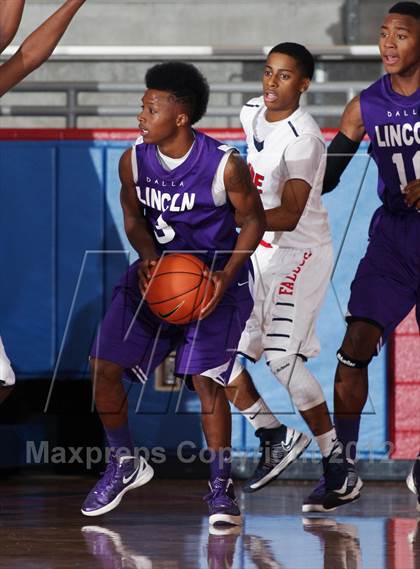 Thumbnail 2 in Bishop Dunne vs. Lincoln (Thanksgiving Hoopfest) photogallery.