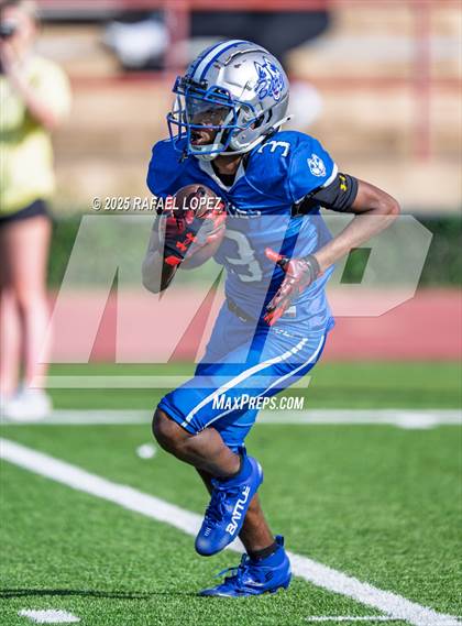 Thumbnail 1 in Lufkin vs. Westbury (UIL 5A D1 Football Bi-District) photogallery.