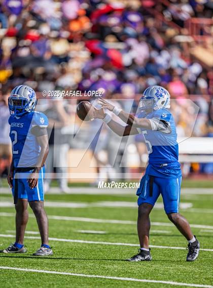 Thumbnail 3 in Lufkin vs. Westbury (UIL 5A D1 Football Bi-District) photogallery.