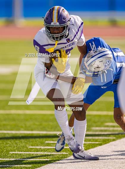 Thumbnail 3 in Lufkin vs. Westbury (UIL 5A D1 Football Bi-District) photogallery.