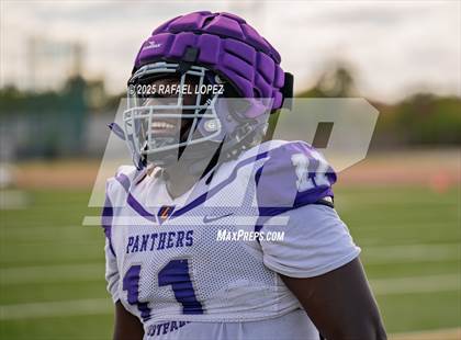 Thumbnail 3 in Lufkin vs. Westbury (UIL Football 5A D1 Bi-District) photogallery.