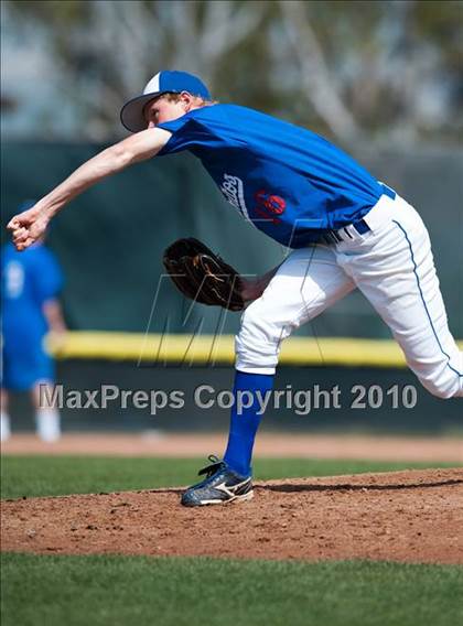 Thumbnail 3 in Murrieta Valley vs. Los Alamitos photogallery.