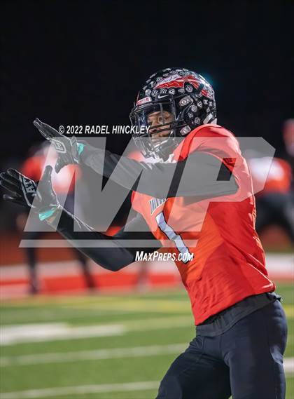 Thumbnail 3 in Oak Park vs. Fort Osage (MSHSAA Class 5 District 8 Championship) photogallery.