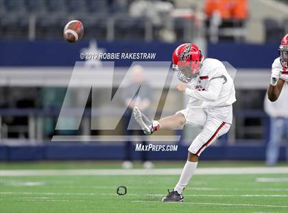 Thumbnail 2 in Cedar Hill vs. Guyer (UIL 6A Division 2 Region 1 Area Playoff) photogallery.