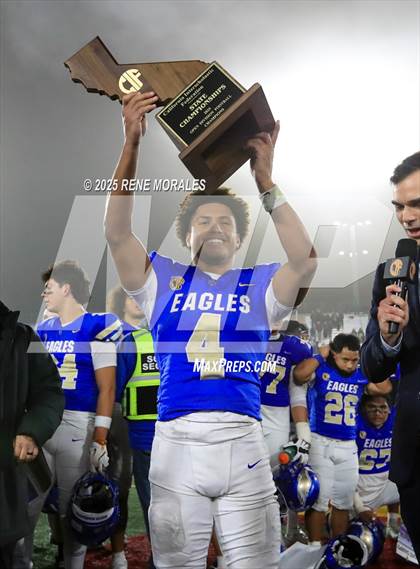Thumbnail 1 in De La Salle vs Santa Margarita (CIF State Bowl Open Division Final) photogallery.