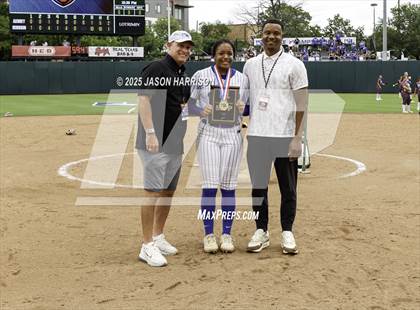 Thumbnail 1 in Robinson vs. Aubrey (UIL Softball 4A D2 Final) photogallery.