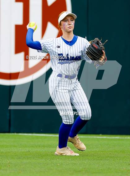 Thumbnail 1 in Robinson vs. Aubrey (UIL Softball 4A D2 Final) photogallery.