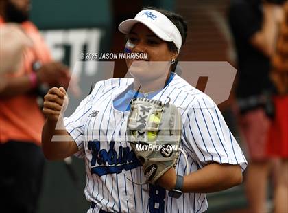 Thumbnail 1 in Robinson vs. Aubrey (UIL Softball 4A D2 Final) photogallery.