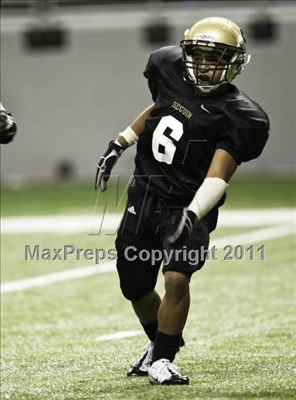 Thumbnail 1 in Uvalde vs. Seguin (Dave Campbell's Texas Football Classic) photogallery.