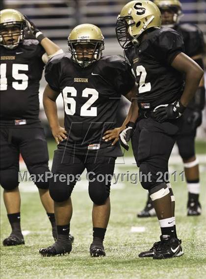 Thumbnail 3 in Uvalde vs. Seguin (Dave Campbell's Texas Football Classic) photogallery.
