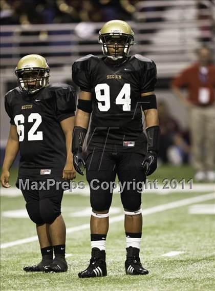 Thumbnail 3 in Uvalde vs. Seguin (Dave Campbell's Texas Football Classic) photogallery.