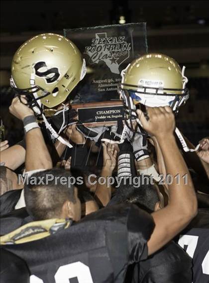 Thumbnail 2 in Uvalde vs. Seguin (Dave Campbell's Texas Football Classic) photogallery.