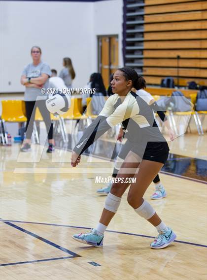 Thumbnail 3 in Daleville vs. Leo (Leo Invite) photogallery.