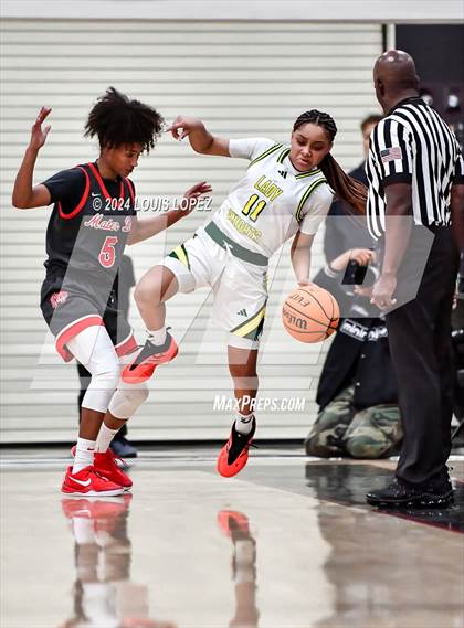 Thumbnail 3 in Ontario Christian vs. Mater Dei photogallery.