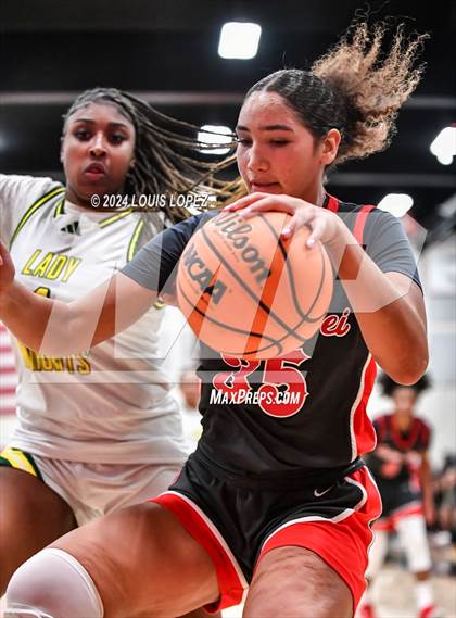 Thumbnail 2 in Ontario Christian vs. Mater Dei photogallery.