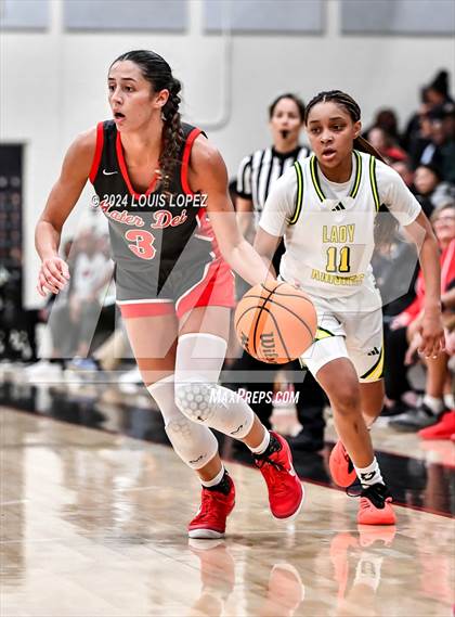 Thumbnail 3 in Ontario Christian vs. Mater Dei photogallery.