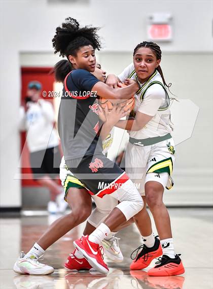 Thumbnail 3 in Ontario Christian vs. Mater Dei photogallery.