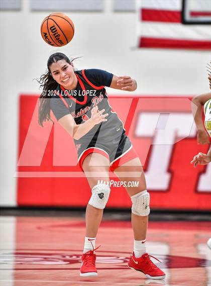 Thumbnail 2 in Ontario Christian vs. Mater Dei photogallery.
