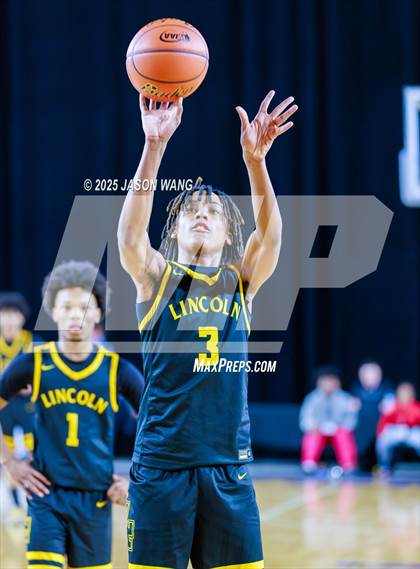 Thumbnail 2 in Lincoln vs. Edmonds-Woodway (WIAA  3A Quarter Final) photogallery.