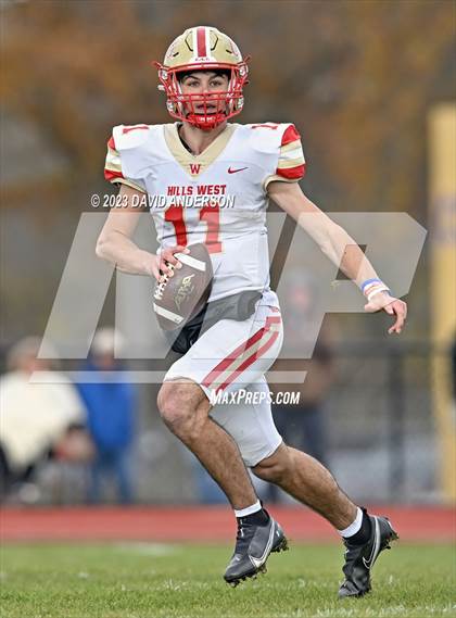 Thumbnail 1 in Sayville vs. Half Hollow Hills West (D3 Semifinal) photogallery.