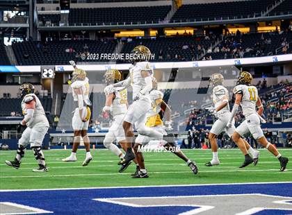 Thumbnail 1 in Franklin vs. Malakoff (UIL 3A D1 Football Final) photogallery.
