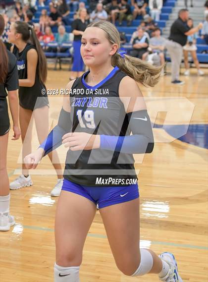 Thumbnail 2 in Katy Taylor vs Seven Lakes photogallery.
