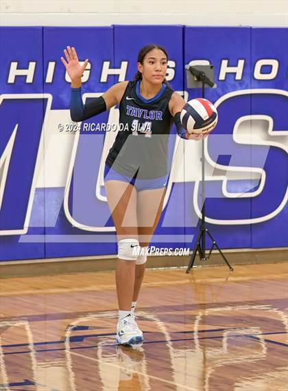 Thumbnail 2 in Katy Taylor vs Seven Lakes photogallery.