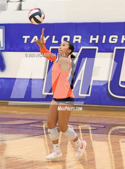 Thumbnail 3 in Katy Taylor vs Seven Lakes photogallery.
