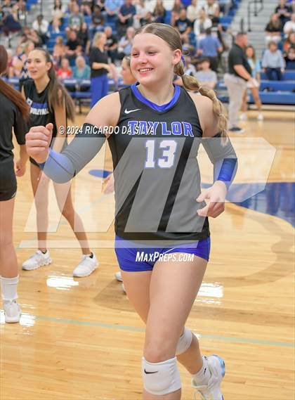 Thumbnail 2 in Katy Taylor vs Seven Lakes photogallery.