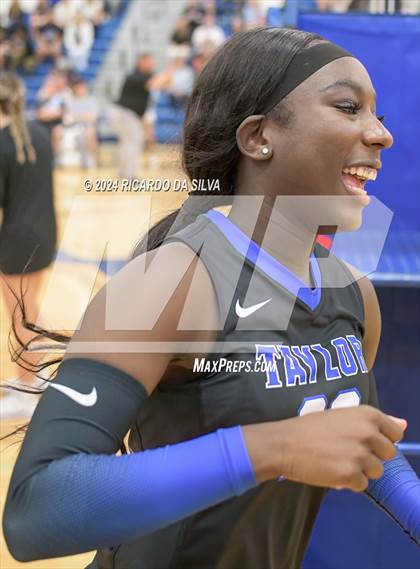 Thumbnail 2 in Katy Taylor vs Seven Lakes photogallery.