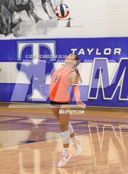 Thumbnail 1 in Katy Taylor vs Seven Lakes photogallery.