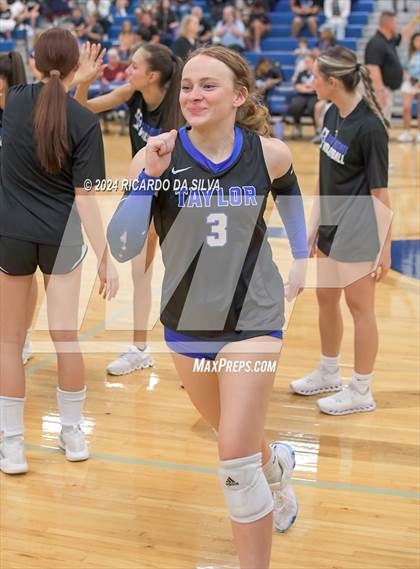 Thumbnail 1 in Katy Taylor vs Seven Lakes photogallery.