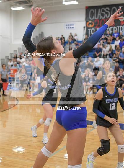Thumbnail 2 in Katy Taylor vs Seven Lakes photogallery.