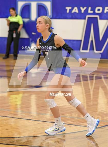 Thumbnail 2 in Katy Taylor vs Seven Lakes photogallery.