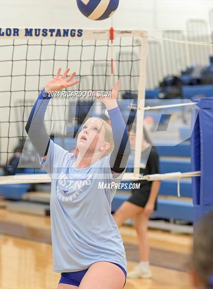 Thumbnail 2 in Katy Taylor vs Seven Lakes photogallery.